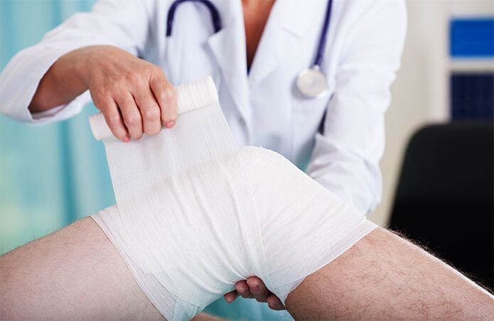 the doctor bandaged the knee joint with osteoarthritis